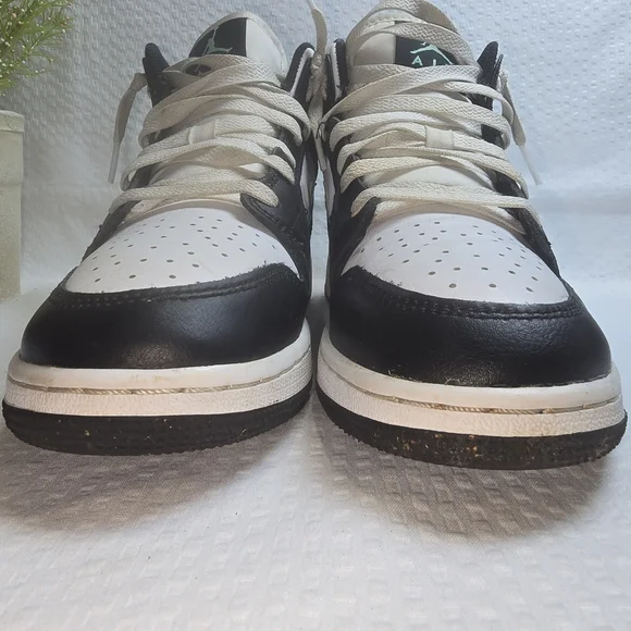 NIKE AIR JORDAN 1 MID WHITE BLACK GREEN GLOW YOUTH SIZE 5 EUC - Picture 8 of 8